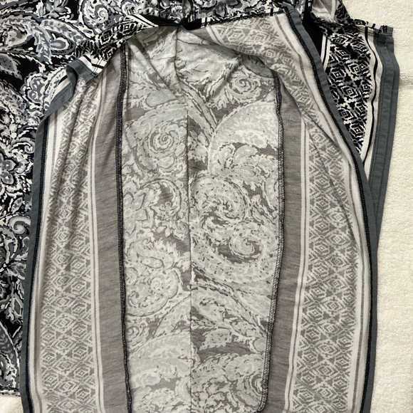 Lane Bryant Cild Shoulder Flutter Sleeves Black and White 14/16 - Picture 4 of 4